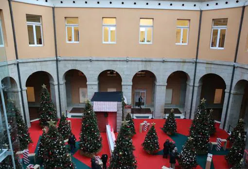 El patio de la Real Casa de Correos adornado con árboles de Navidad