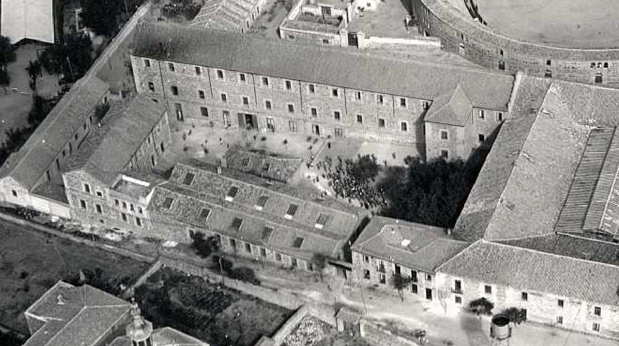 Vista aérea del Colegio hacia 1932. A la derecha, el núcleo de San Lázaro. A la izquierda, los pabellones levantados desde 1895. Archivo Municipal de Toledo