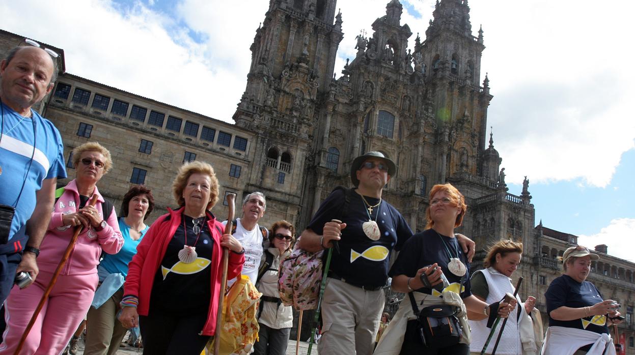 Un grupo de peregrinos en la plaza del Obradoiro