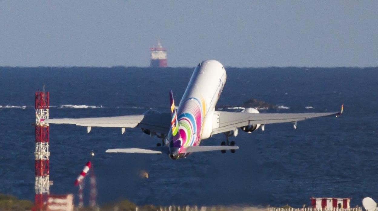 Un avion despegando en el Aeropuerto de Gran Canaria