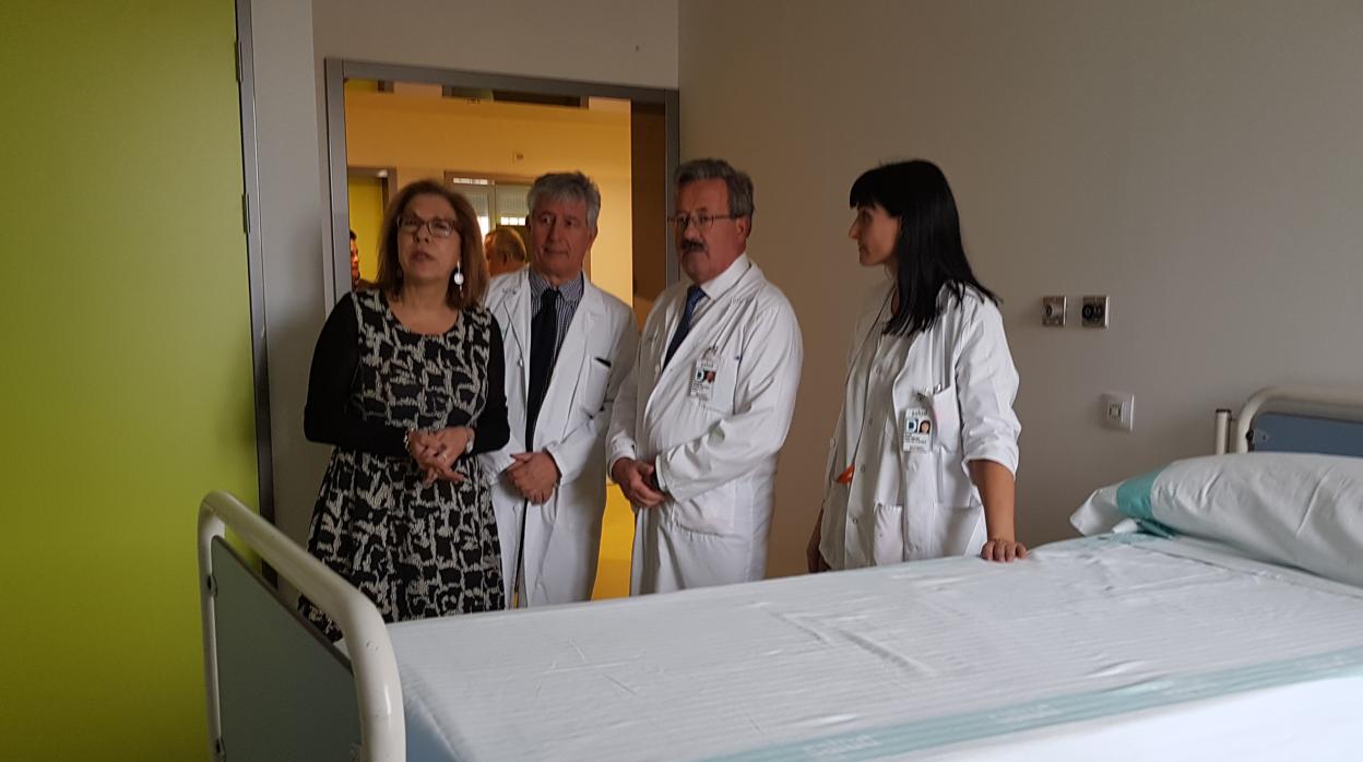 La consejera aragonesa de Sanidad, Pilar Ventura (izquierda) ha visitado la nueva unidad de hospitalización psiquiátrica habilitada en el Hospital Miguel Servet