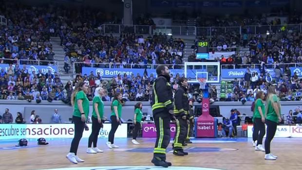 Los Bomberos de Burgos vuelven a bailar contra la ELA