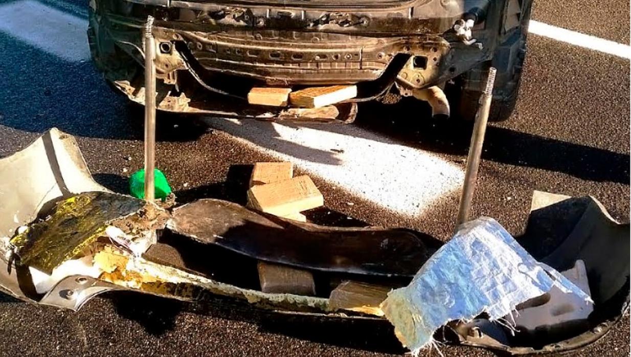 Parachoques de un coche con un doble fondo con 11,5 kilos de cocaína