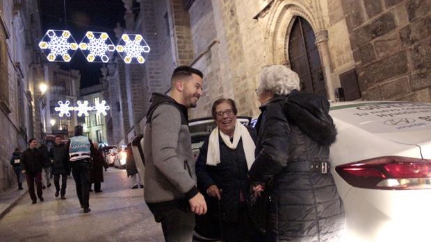 Una caravana solidaria de taxistas muestra a los mayores la iluminación navideña