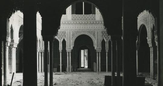 Fotografía de Jaime Pato de la réplica del Patio de los Leones antes de ser demolido en octubre de 1965