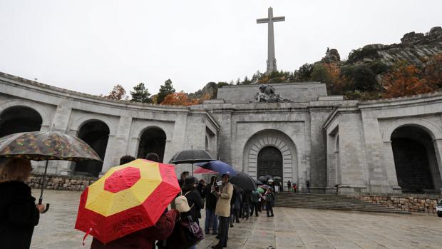 El Gobierno dice ahora que la exhumación de los restos de Franco será en enero