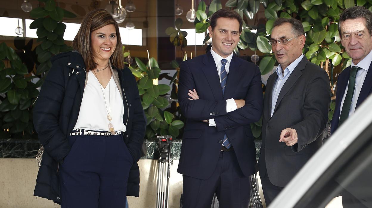 Albert Rivera charla con el director general de Opel España, Antonio Cobo, en presencia de la líder regional de Ciudadanos, Susana Gaspar