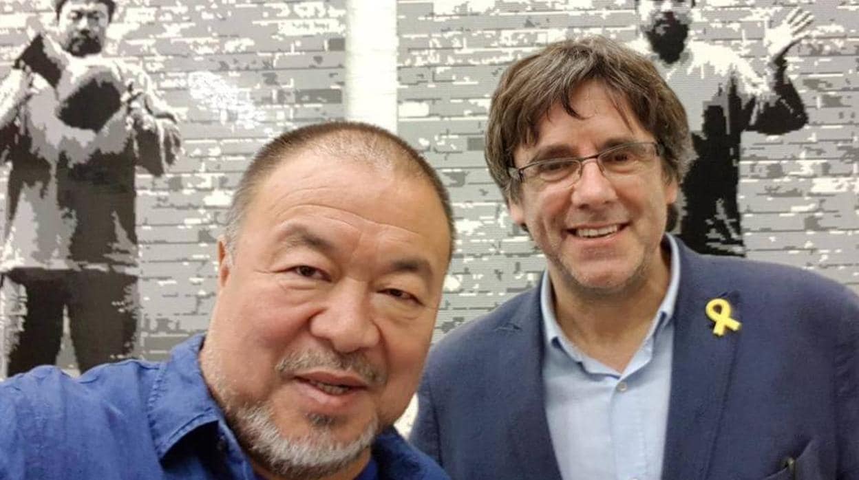 Puigdemont y Weiwei en un encuentro entre ambos