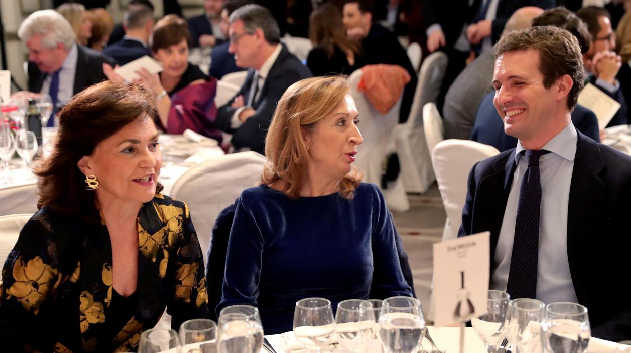 Carmen Calvo, Ana Pastor y Pablo Casado durante la entrega de premios de la Asociación de Periodistas Parlamentarios