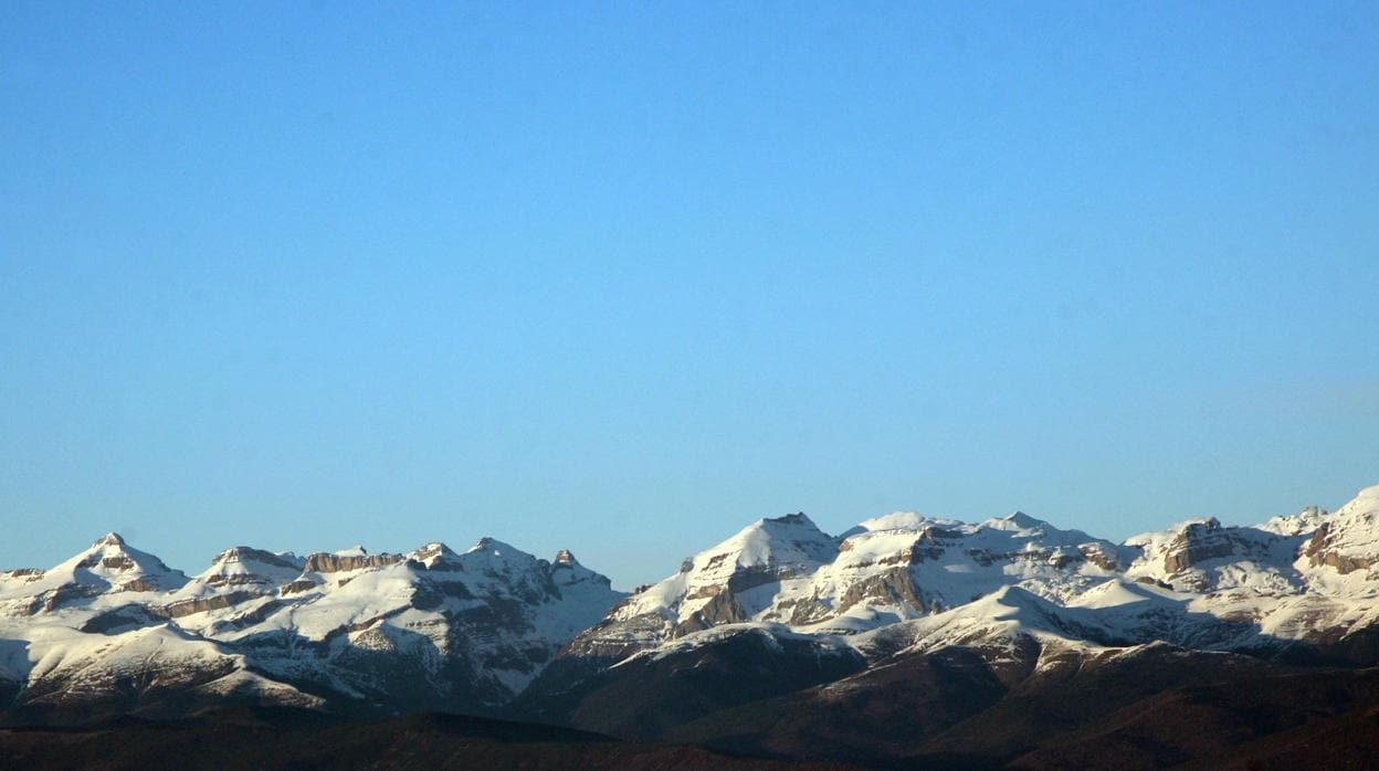Picos nevados del Pirineo aragonés