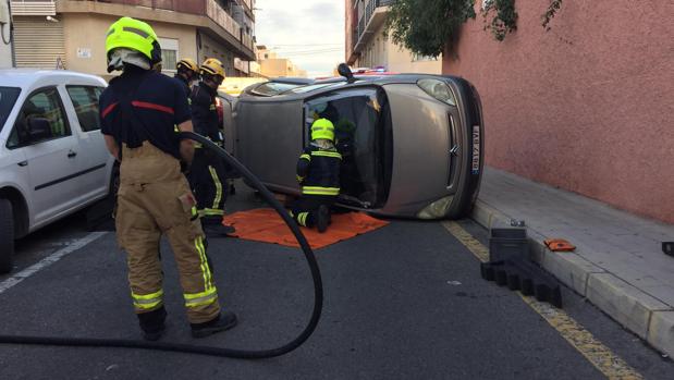 Hospitalizado tras volcar su coche y quedar atrapado con heridas en una calle de Alicante