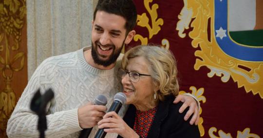 El humorista David Broncano y la alcaldesa Manuela Carmena, ayer, durante el discurso de la copa de Navidad