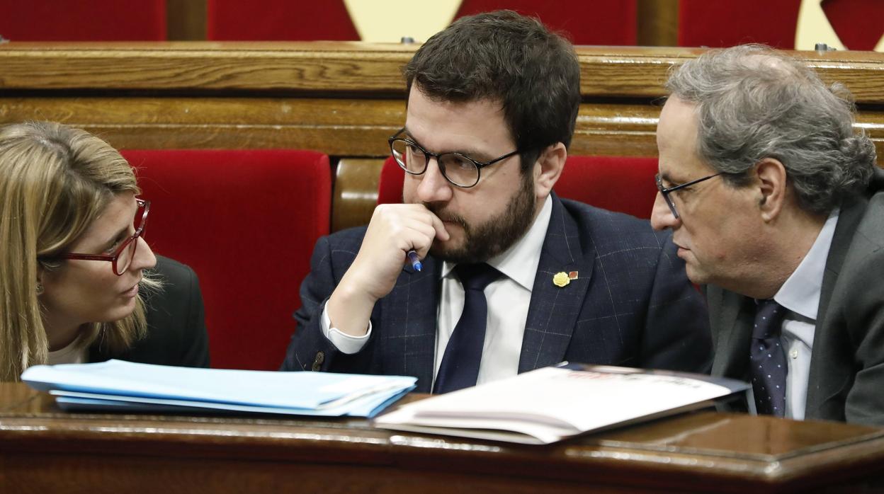 El presidente de la Generalitat, Quim Torra, junto al vicepresidente del Govern y conseller de Economía, Pere Aragonès, y la consellera de la Presidencia, Elsa Artadi