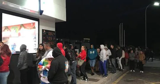 Cola por la Lotería de Navidad en la gasolinera de los hermanos González en 2017