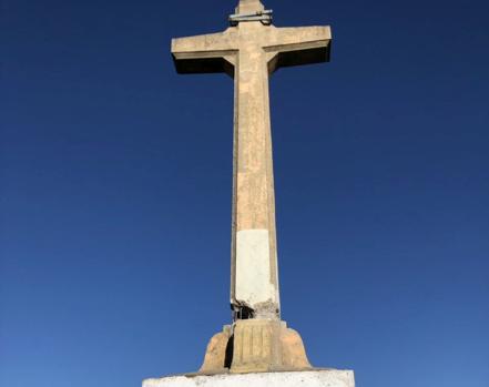 La cruz vitoriana de Olárizu queda seriamente dañada tras ser atacada por un grupo de desconocidos