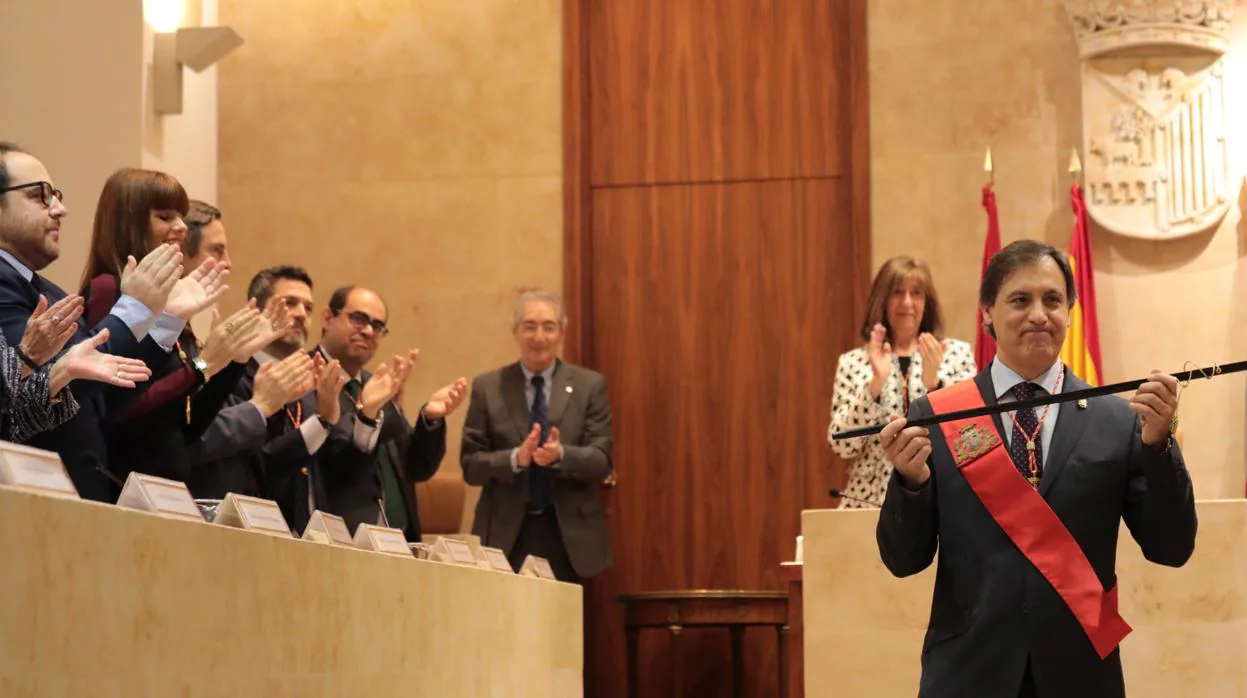 La Corporación Municipal celebró Pleno extraordinario en el que se elegió al nuevo alcalde Carlos García Carballo