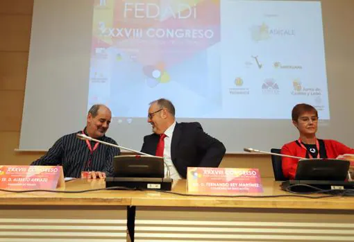 El presidente de Fedadi, Alberto Arriazu, Fernando Rey (centro) y Teresa Izquierdo, en el congreso