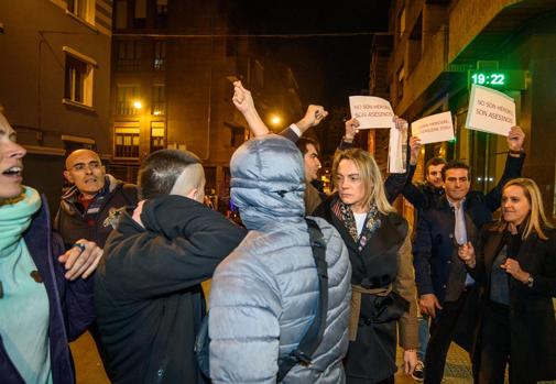 Insultan, empujan y escupen a dirigentes del PP que protestaron en un recibimiento a una etarra en Bilbao