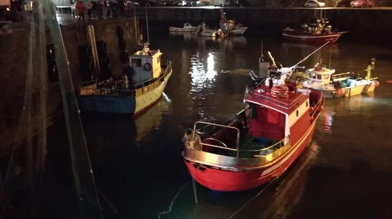 El pesquero A Silvosa, en el puerto de Malpica