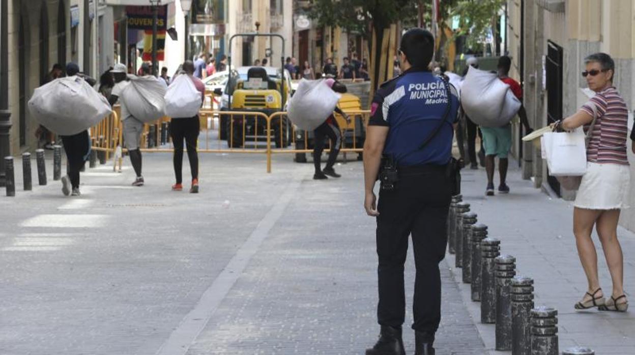 Un grupo de manteros se retira al presentarse la Policía Municipal