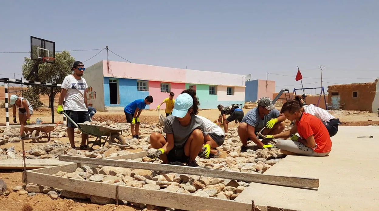 Participanets en uno de los viajes organizados por esta Casa Escuela a Marruecos en verano, donde rehabilitan escuelas y dispensarios sanitarios