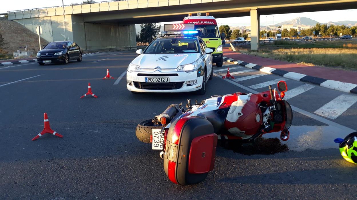 La moto volcada tras el percance