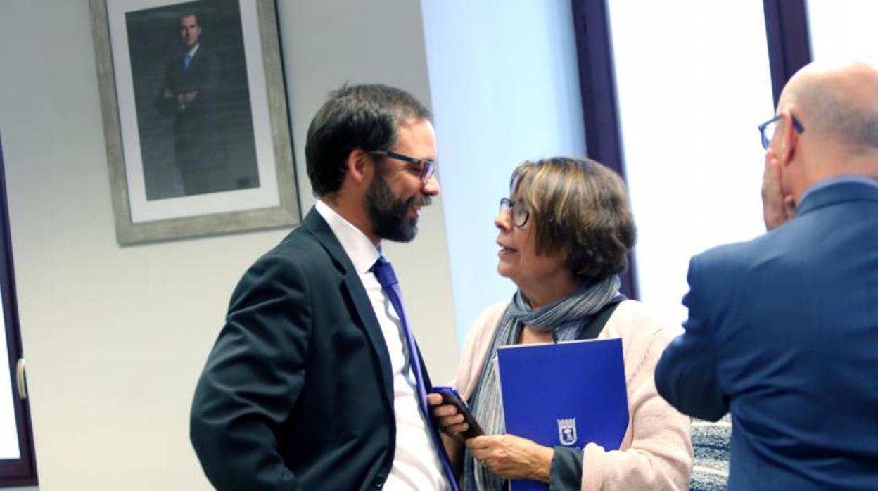 El gerente de la EMT e Inés Sabanés, en la comisión de investigación