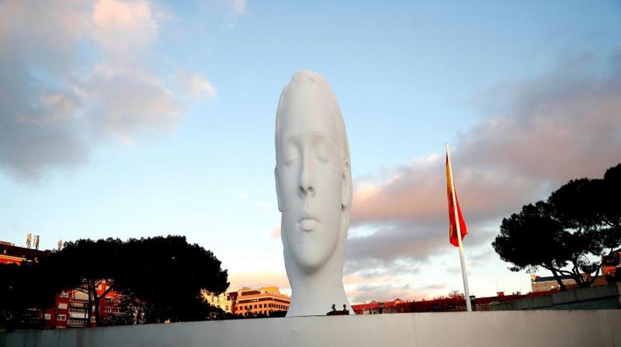 «Julia», de Jaume Plensa, toma la plaza de Colón