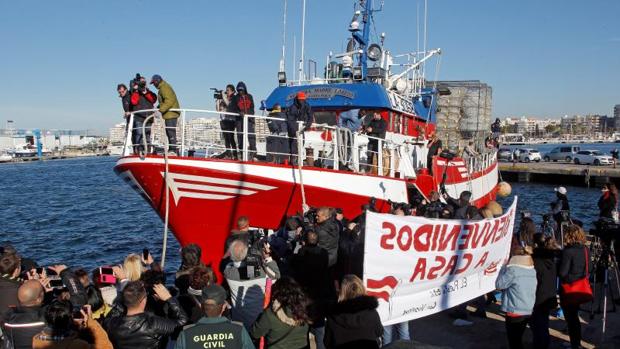 «Valientes»: la calurosa bienvenida en Santa Pola al pesquero que rescató a los inmigrantes en Libia