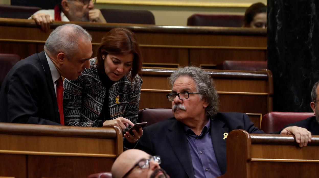 El socialista Rafael Simancas, junto a los diputados independentistas