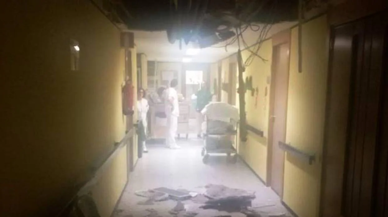Imagen del techo derrumbado en un pasillo del hospital de Albacete
