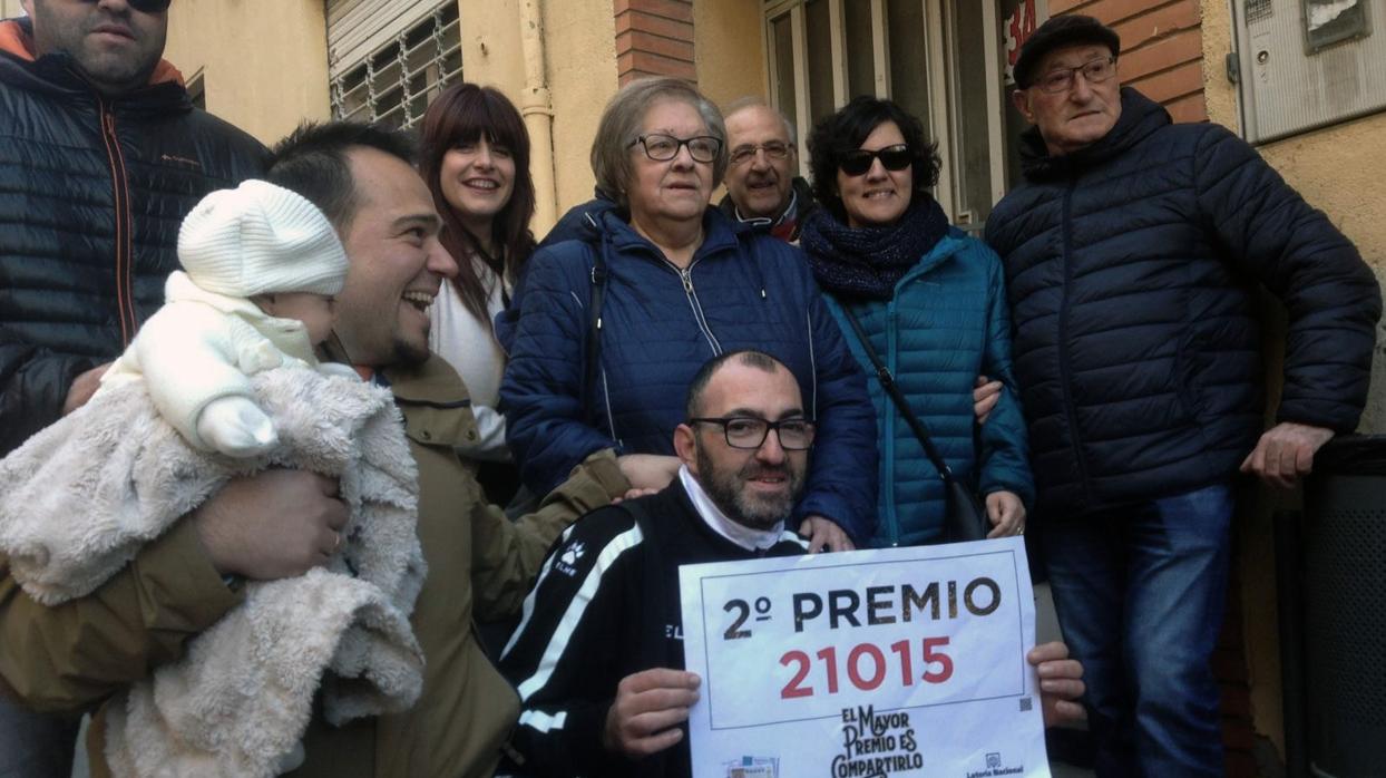 Vecinos de la localidad de Almansa festejan el segundo premio de la Lotería