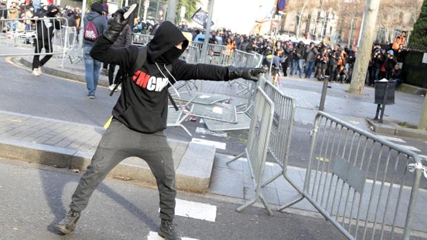 El blindaje policial se impone al intento de asedio separatista