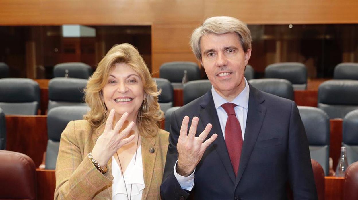 Engracia Hidalgo y Ángel Garrido muestran su satisfacción tras aprobarse el cuarto presupuesto de la legislatura en la Comunidad de Madrid