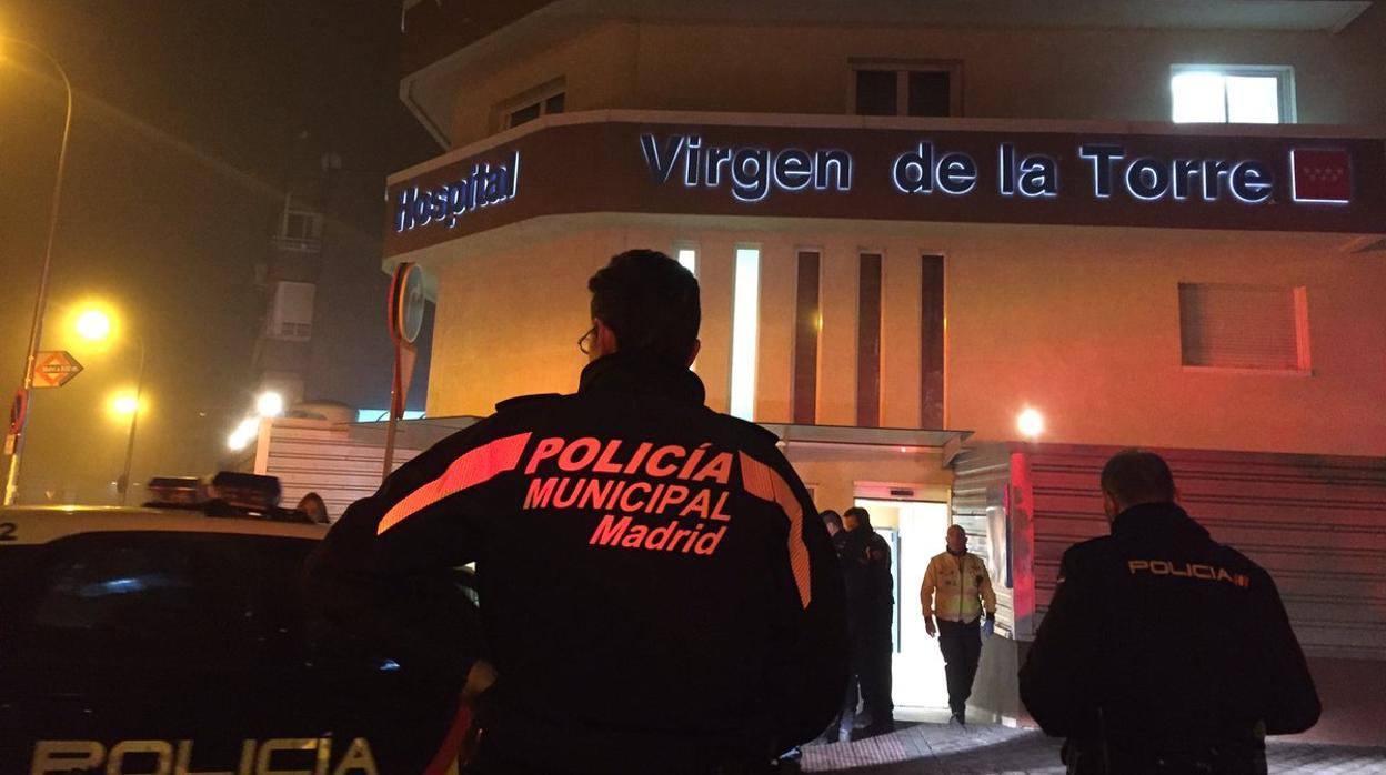 Agentes de la policía en el hospital donde fue hallado muerto