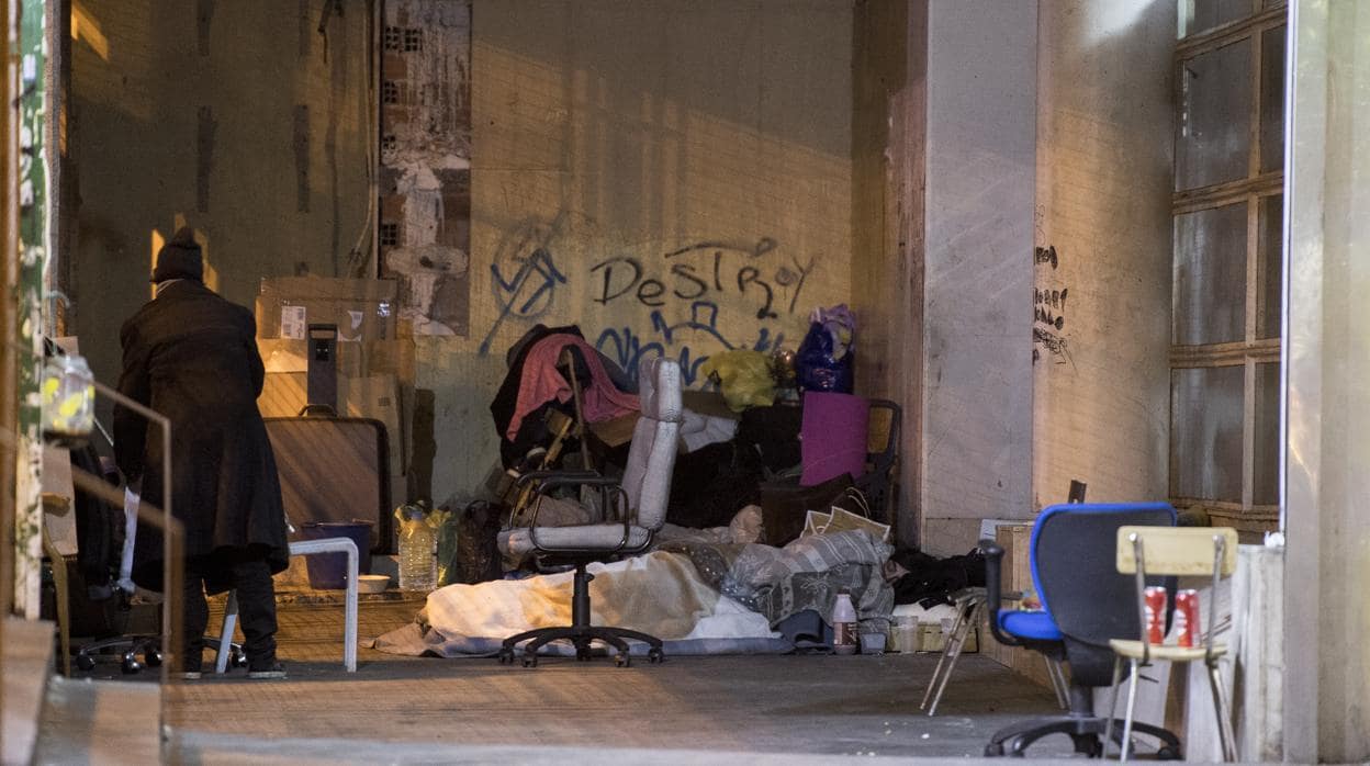 Varias personas sin techo, refugiadas en una estructura en Madrid