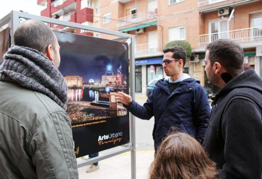 David Sánchez explica al alcalde, a la derecha, una de las instantáneas