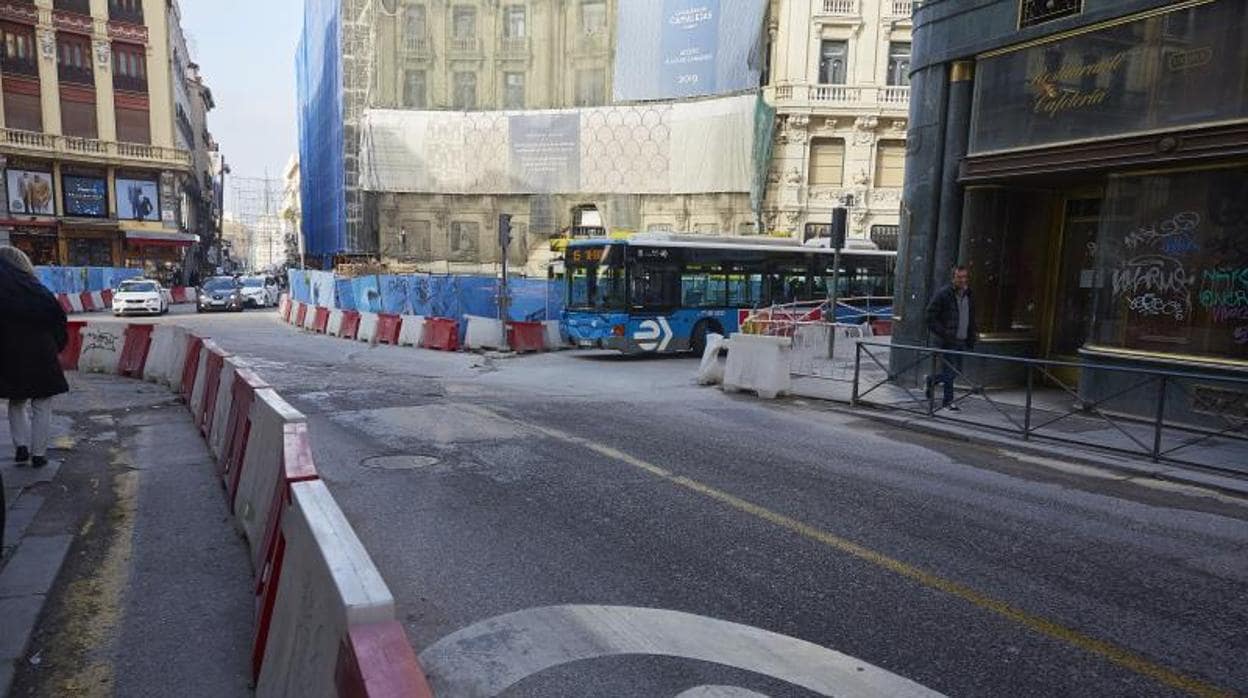 Esta calle perderá un carril para el tráfico rodado entre Puerta del Sol y la Plaza de Canalejas.Además, se ampliarán las aceras en todo el tramo y se colocarán más pasos de cebra