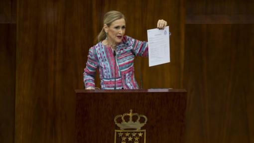 Cifuentes trata de defenderse de las acusaciones en la Asamblea de Madrid