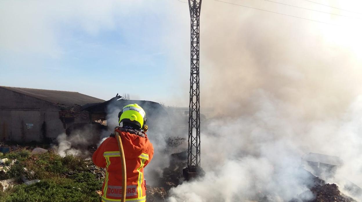 Las labores de extinción del incendio continúan