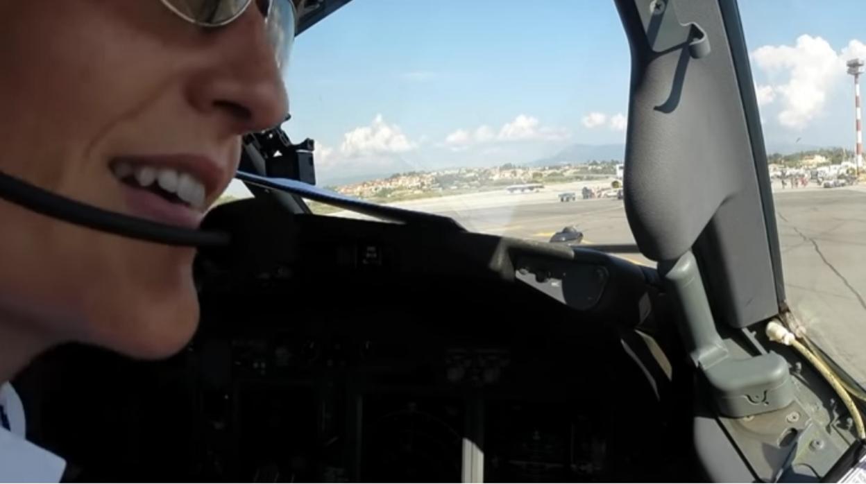 Una piloto de TUI recibe instrucciones con origen en una torre de control antes de despegar