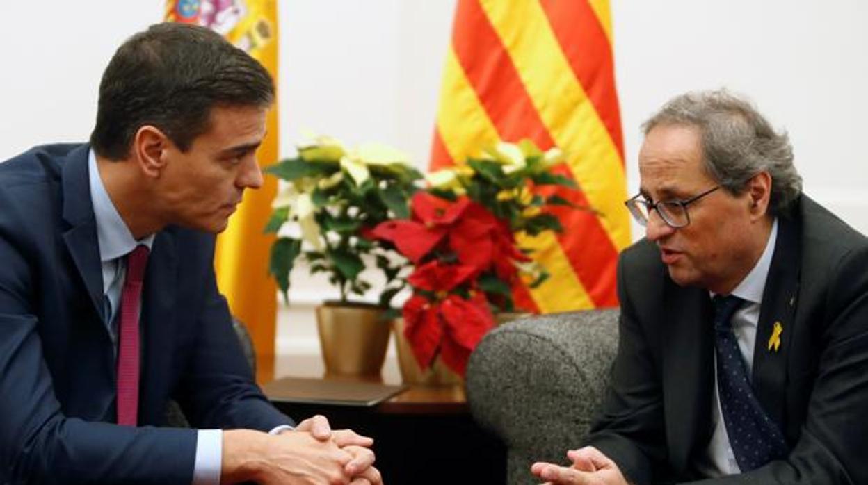 Sánchez junto a Torra en la reunión de Pedralbes