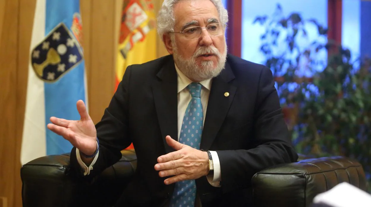 El presidente del Parlamento de Galicia, Miguel Santalices, durante su conversación con ABC