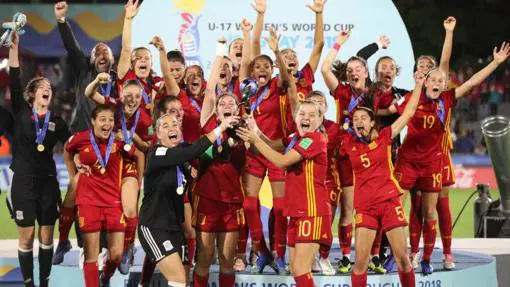 Las chicas de la sub 17 recogiendo el trofeo de campeonas del mundo en Uruguay