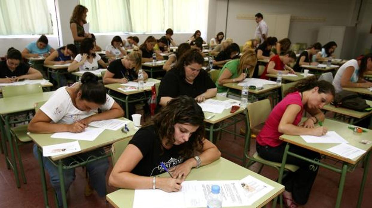 Opositores durante un examen