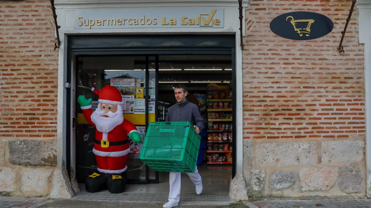 Un panadero sale de uno de los establecimientos de La Salve, en la localidad vallisoletana de Rueda