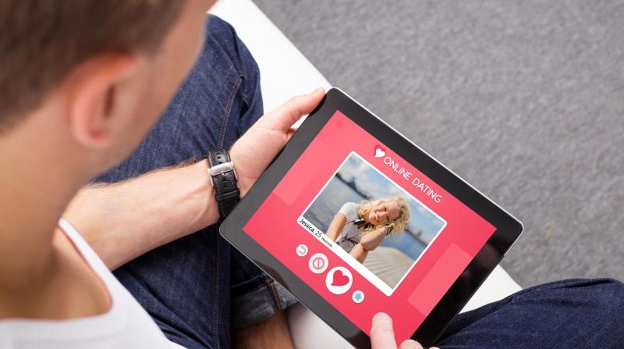 Un hombre utiliza una «app» de citas en su tableta digital