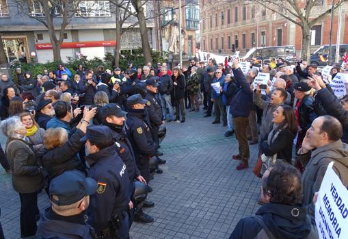 Un cordón policial separa a las víctimas que han acudido a las inmediaciones de la «celda» del colectivo que apoya a los presos de ETA