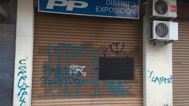 Atacan con pintadas la sede del PP del distrito de Exposición en Valencia