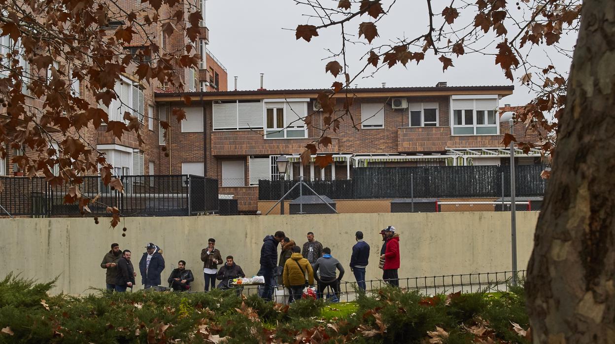 Un grupo de hombres hace una barbacoa en la vía pública, ahumando a los residentes